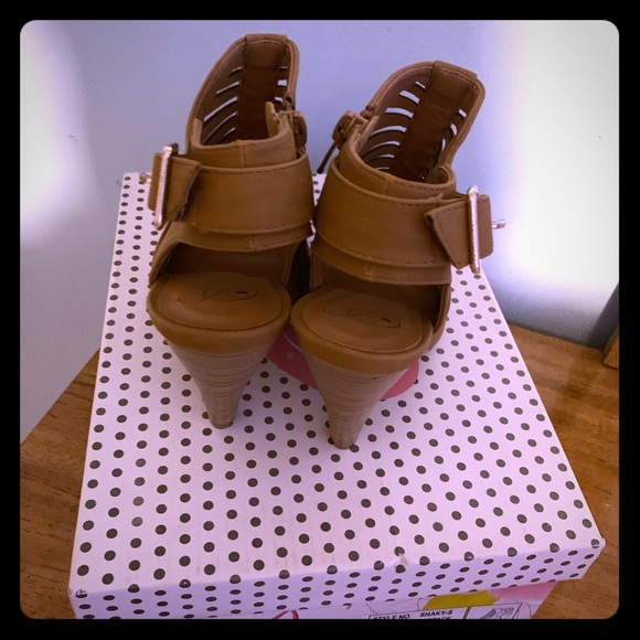 Soda Shoes - Women cut out cages buckle slug chunky shoes.